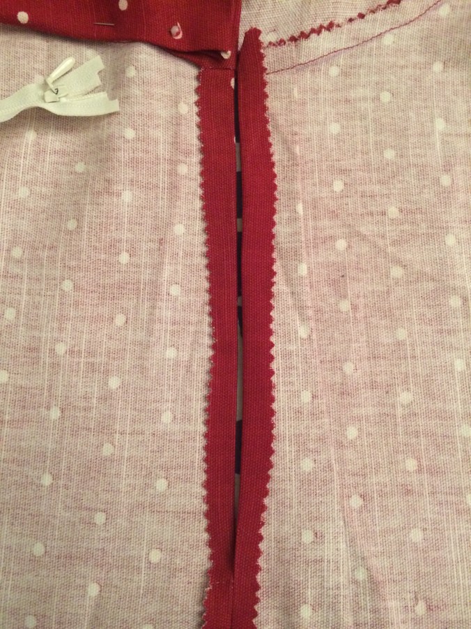 32. glidelås. press sømmonnet bakerst ut til siden.JPG