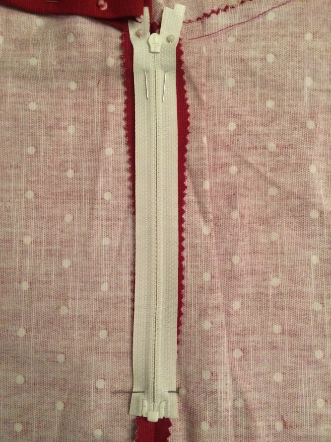 33. legg glidelås oppå. nål fast.JPG